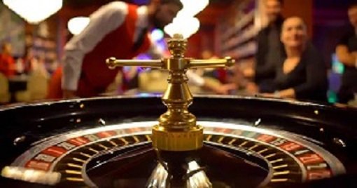 Pengguna yang dengan cermat mengecek syarat dan ketentuan promo yang tampil di perangkat mobile dengan latar suasana kerja santai.